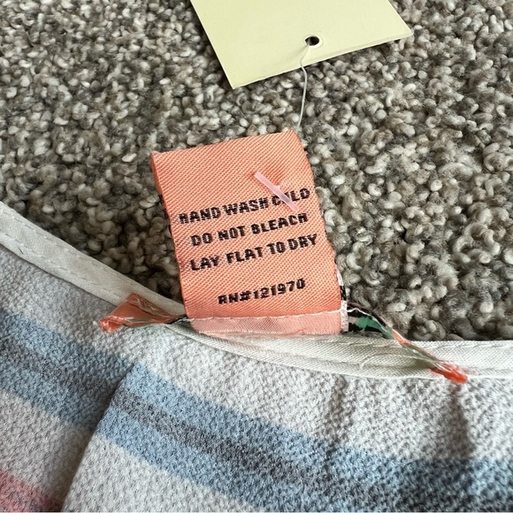 Flying Tomato NWT Blouse, Cropped Floral Deep V with 3/4 Bell Sleeve, Size Small - Picture 5 of 7